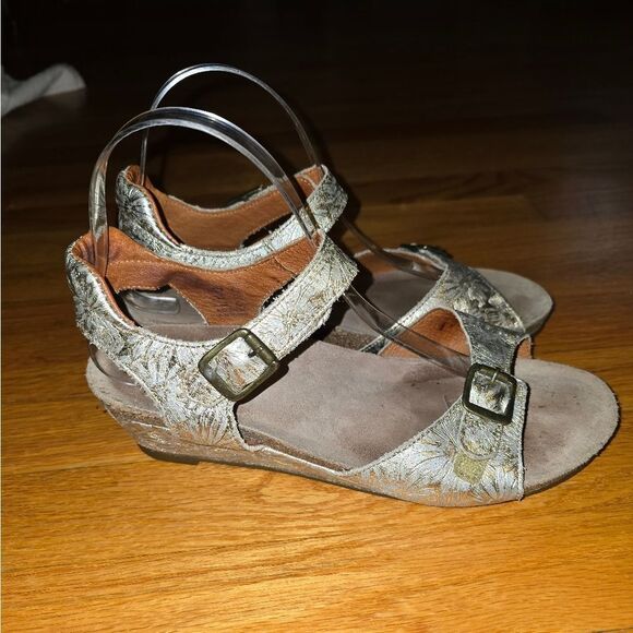 Taos Footwear Gold Leather Slingback Wedge Sandals Womans Size 9-9.5 - Picture 1 of 7
